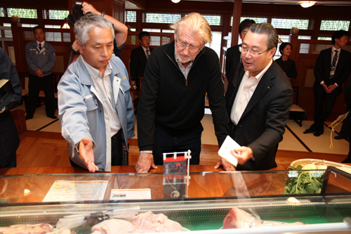 長州黒かしわを初め、山口県産の肉について説明を受ける