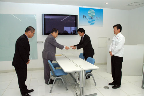 フジミツ社長に求人に関する要請書を手渡す南野市長