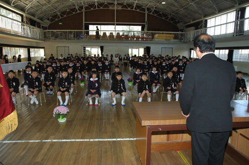 校長先生のことばを聞く新一年生