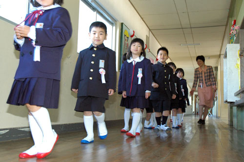 初めて歩く小学校の廊下