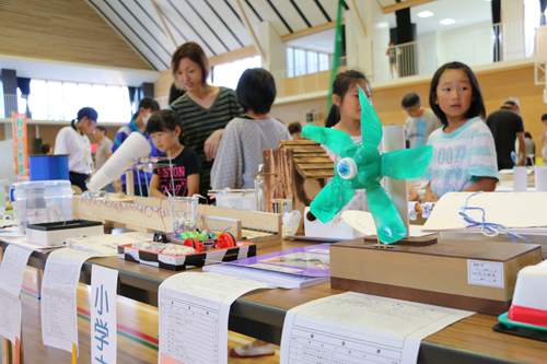 体育館では科学作品展覧会も同時開催