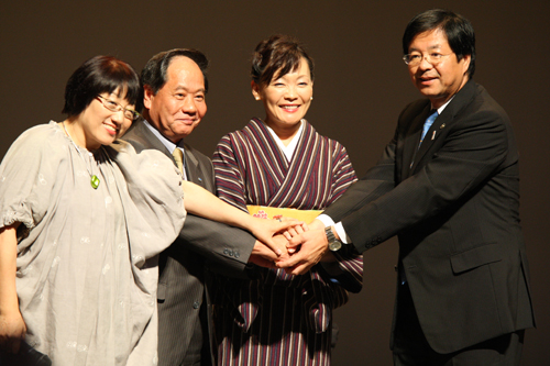 手を取り合う（左から）水谷由美子山口県立大教授、大西市長、安倍昭恵夫人、室井会津若松市長