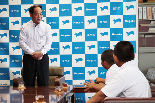 市長が力士を激励