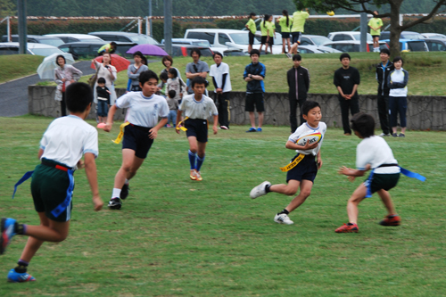 相手を抜きにかかる選手