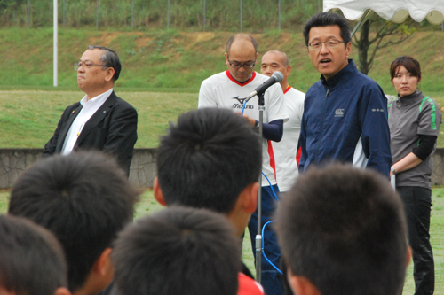 開会式であいさつをする長門市ラグビーフットボール協会会長の柳さん