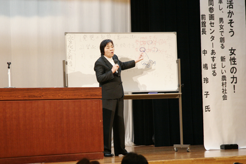 講演をする中嶋玲子さん