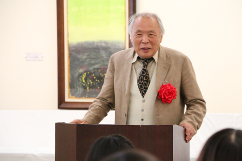 木本信昭審査員がデッサンや色彩など受賞作品の優れていた点を話す