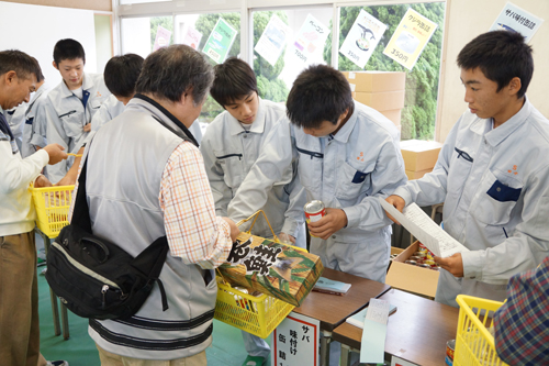 実習製品の販売では、生徒が自ら販売