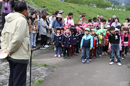 園児の前であいさつをする中野会長