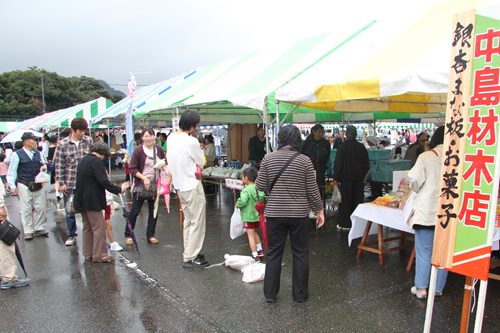 雨でもにぎわうバザー会場