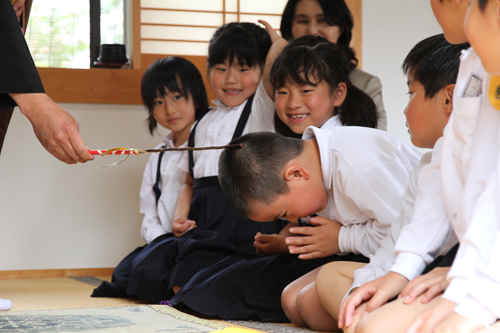 手を合わせて身を清める