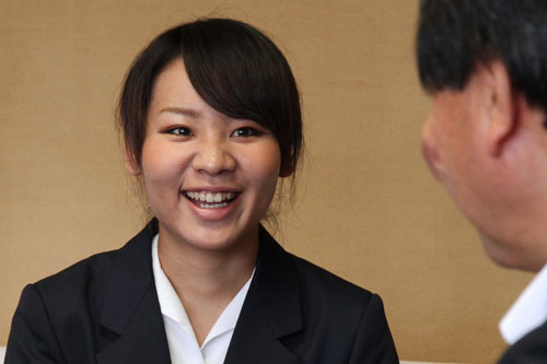 出国を前に笑顔を見せる岩崎友美さん
