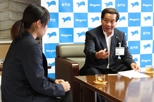 様々な質問をする大西市長