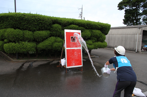 的を狙って水をかける
