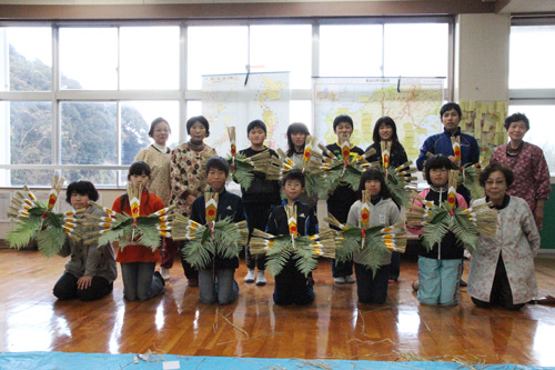 完成したしめ縄を持って記念写真