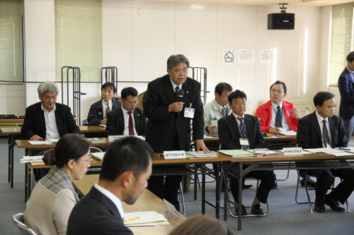 あいさつする磯部副市長