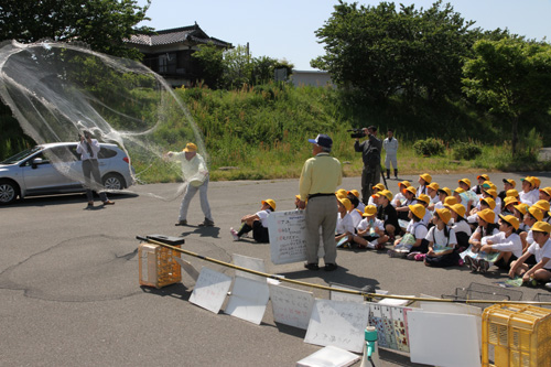 投網の実演を見る