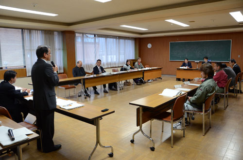 会議の最後にお礼を述べる宍村経済観光部長
