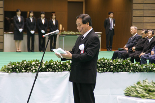 式辞を述べる大西市長