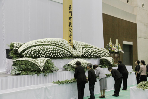 参列者が次々に献花