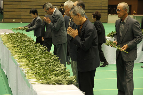 戦没者の冥福を祈る