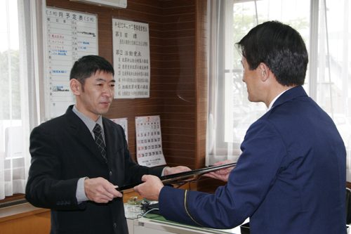 太田署長から感謝状を受け取る濱野さん
