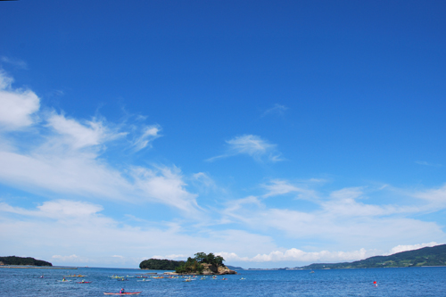 青空の下、青い海を気持ちよく進む