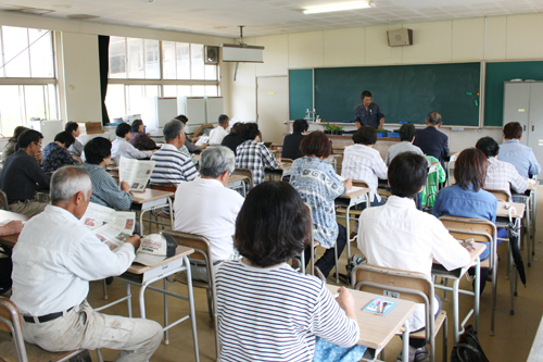 まずは教室で種まきについて座学