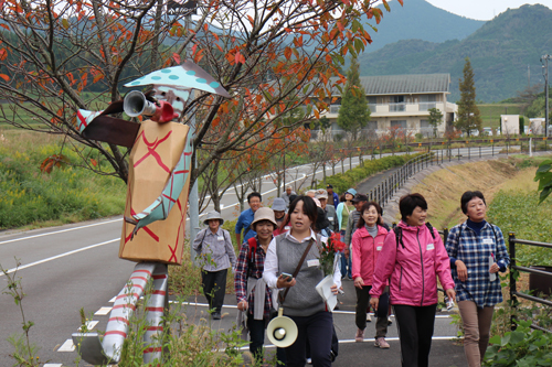 香月ロードを歩く参加者