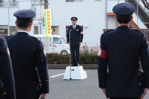 壇上であいさつをする濱地署長