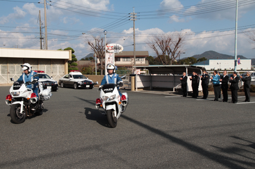 拍手で見送られる特別警戒隊