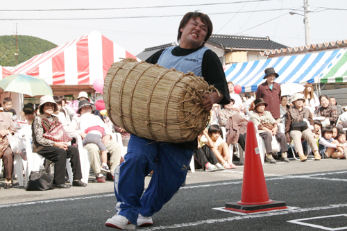 60kgの米俵を抱えてダッシュ！