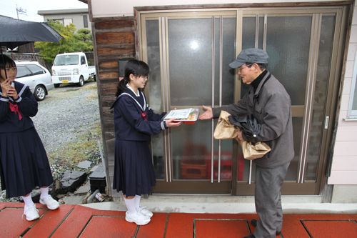 女子生徒も配布を手伝う