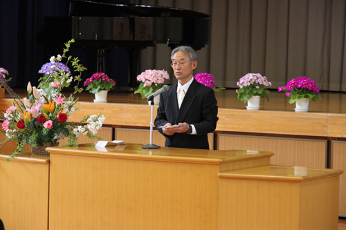 歓迎のあいさつをする藤田譲二校長