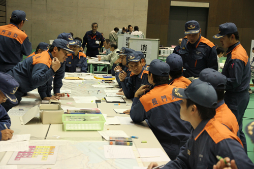 消防本部による消防対策部には次々と情報が寄せられる