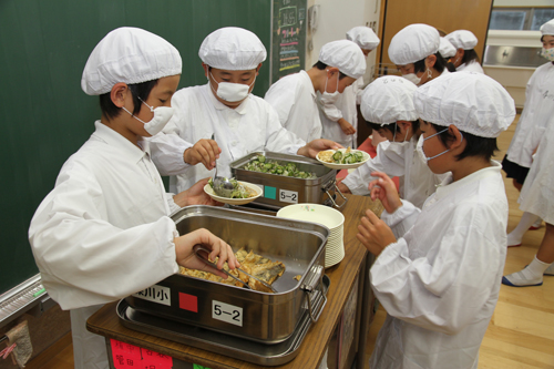 給食当番は大忙し