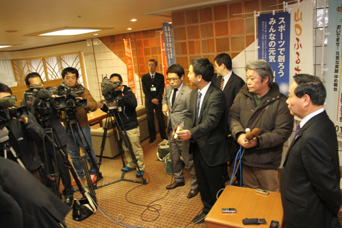 知事に面会後、報道機関のインタビューを受ける