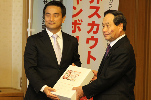 村岡県知事に長州黒かしわを手渡す