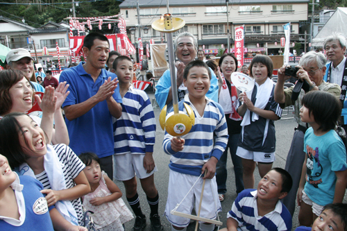 火おこしに成功した長門ラグビースクール