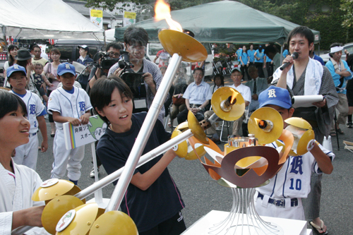 おこした火を合わせて炬火をつくる瞬間