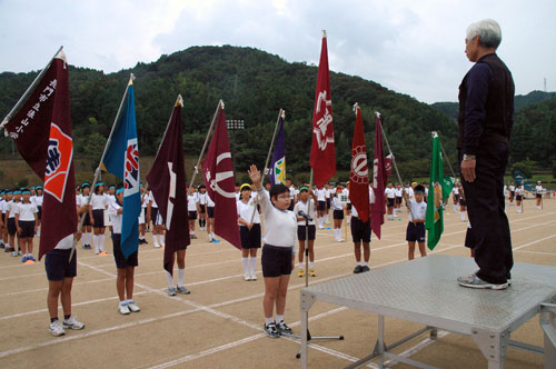 選手宣誓をする児童代表