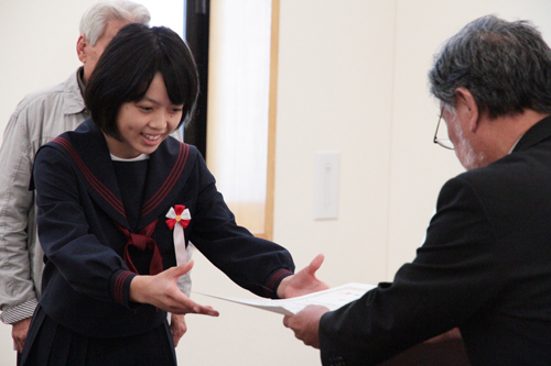 金賞を受賞した深川中3年の村岡さん