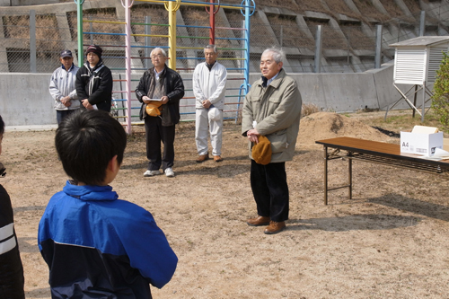 あいさつする林会長