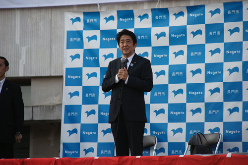 市役所駐車場で市民にあいさつ