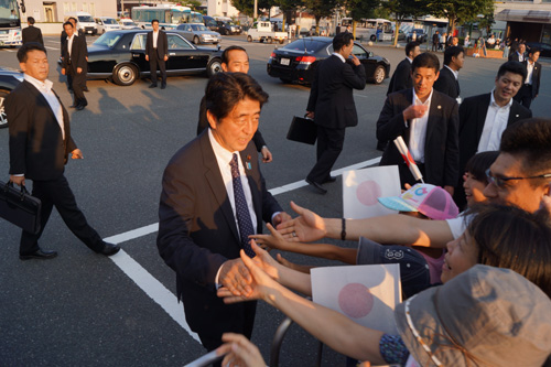 握手を求める市民が殺到