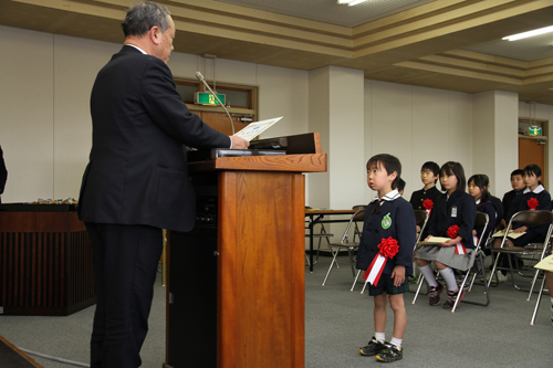 一人ひとり江原教育長から賞状が手渡される