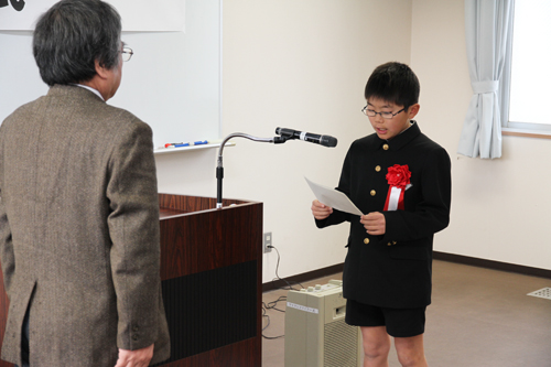 お礼を述べる明倫小学校6年の岡田侑也くん