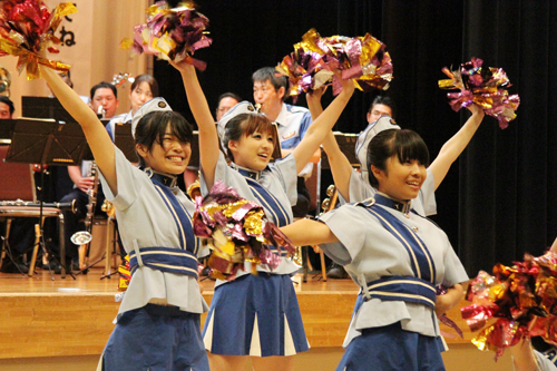華やかな県警音楽隊カラーガードの演技