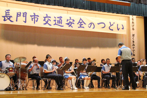 県警音楽隊の演奏