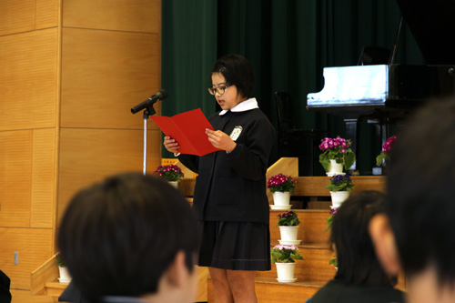 歓迎のことばを贈る岩崎春留さん